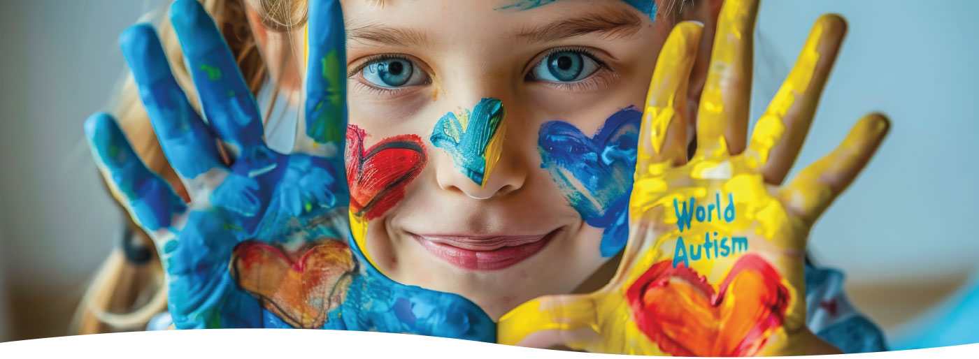 Hände halten ein Herz mit buntem Puzzle Motiv