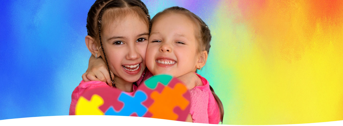 2 Kinder im Autismus Spektrum umarmen sich